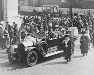 Carrie Chapman Catt (1859-1947) Upton og Shuler blir kjørt i en stemmerettsparade, 1919